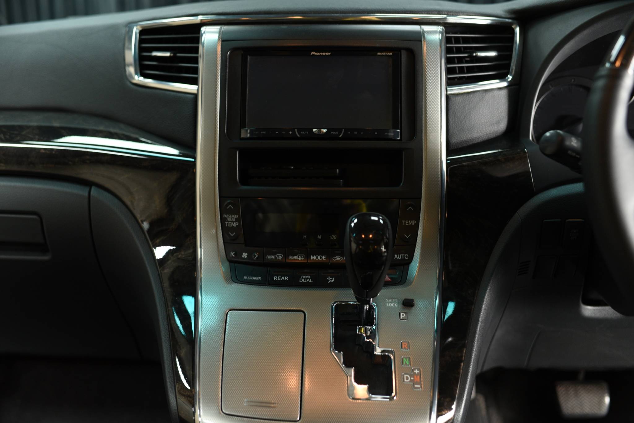2014 Toyota Vellfire 2.4 ZG - Image 13