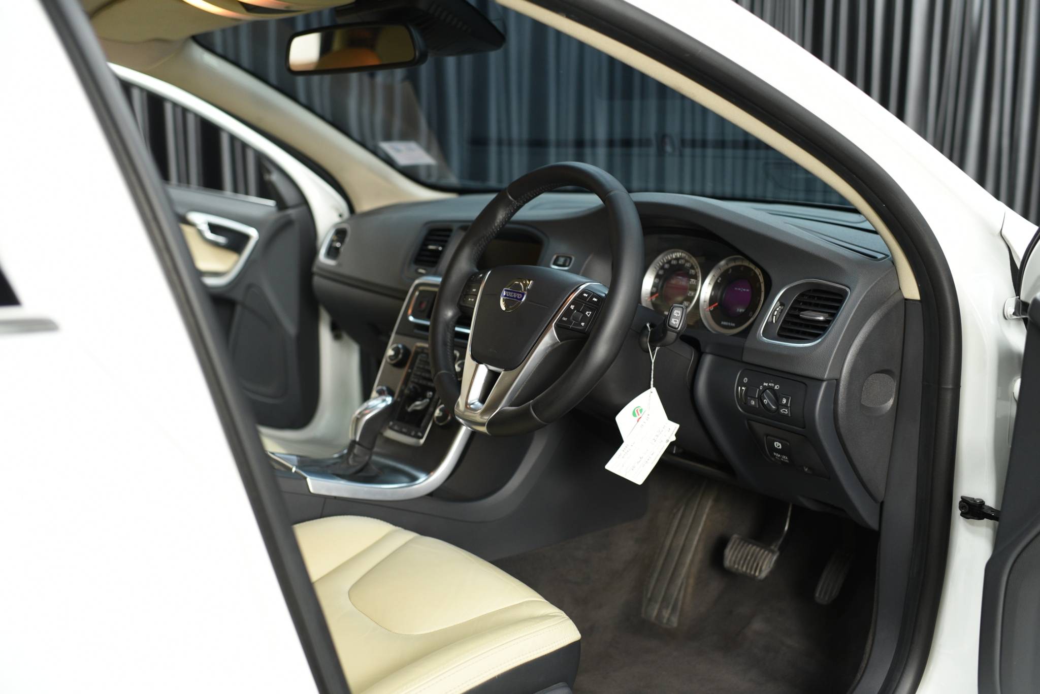 2013 Volvo V60 Drive S - Image 11