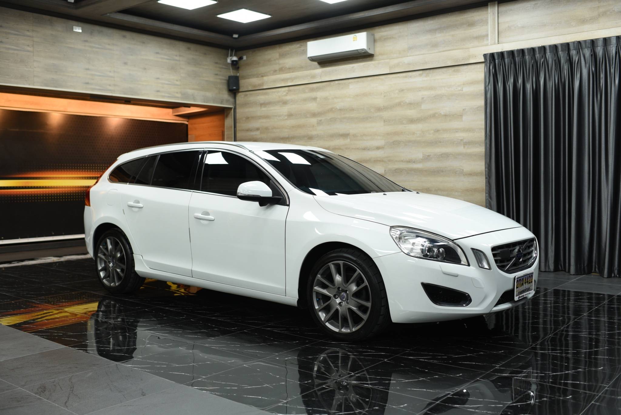 2013 Volvo V60 Drive S - Image 2