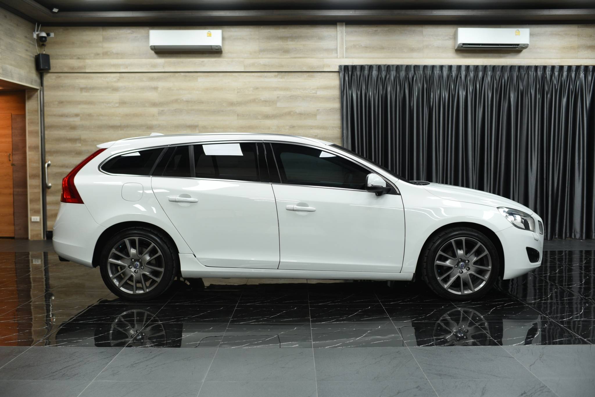 2013 Volvo V60 Drive S - Image 6