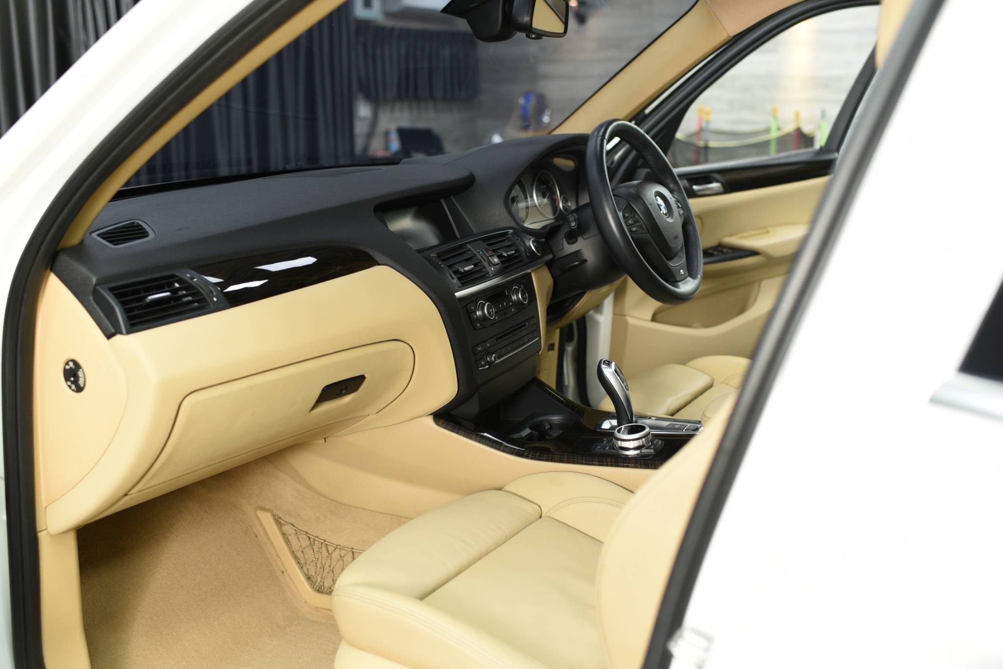 BMW X3 20d ปี 2011 MSPORT หลังคาแก้ว - Image 9