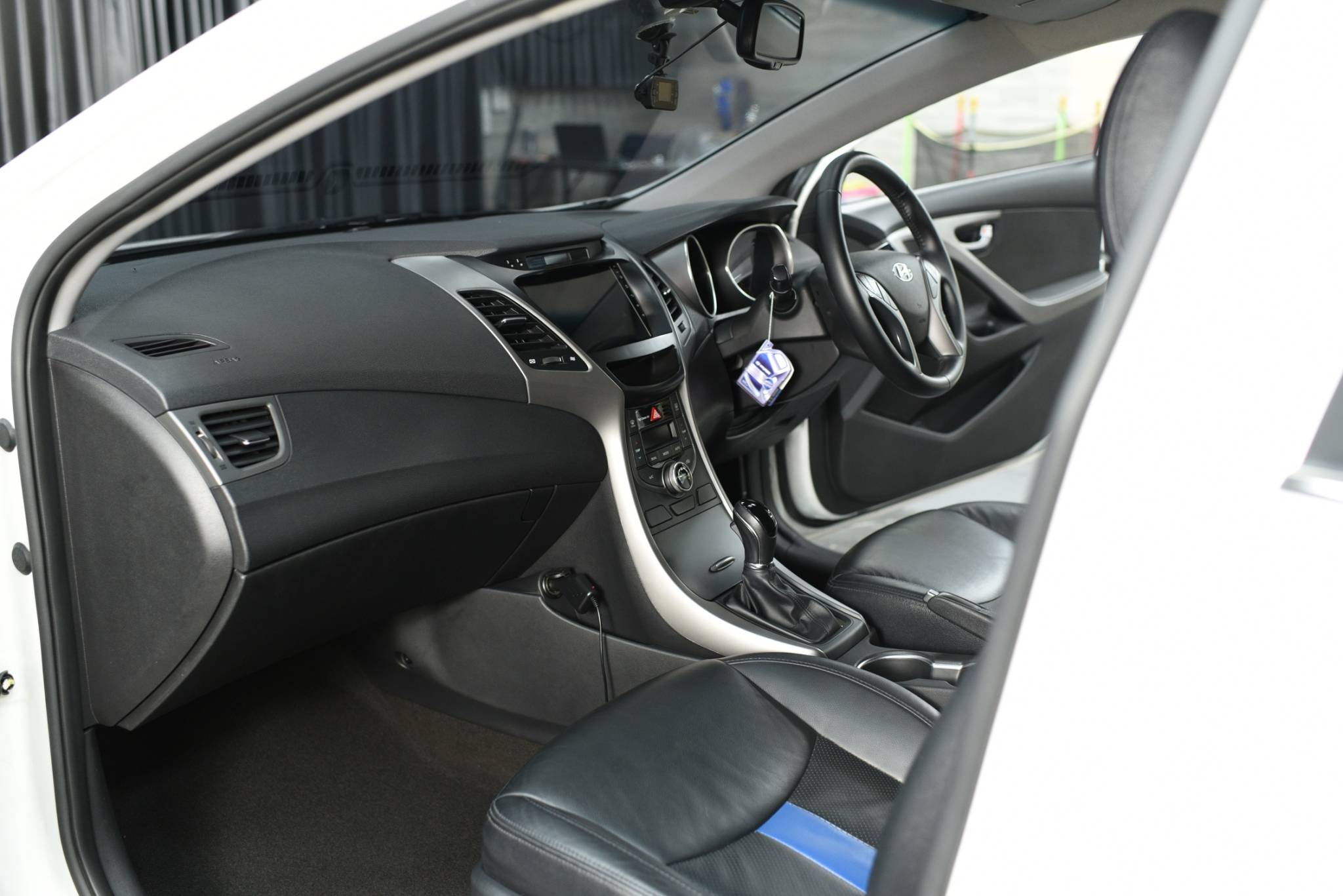 Hyundai Elantra 1.8 ES ปี 2016 - Image 9
