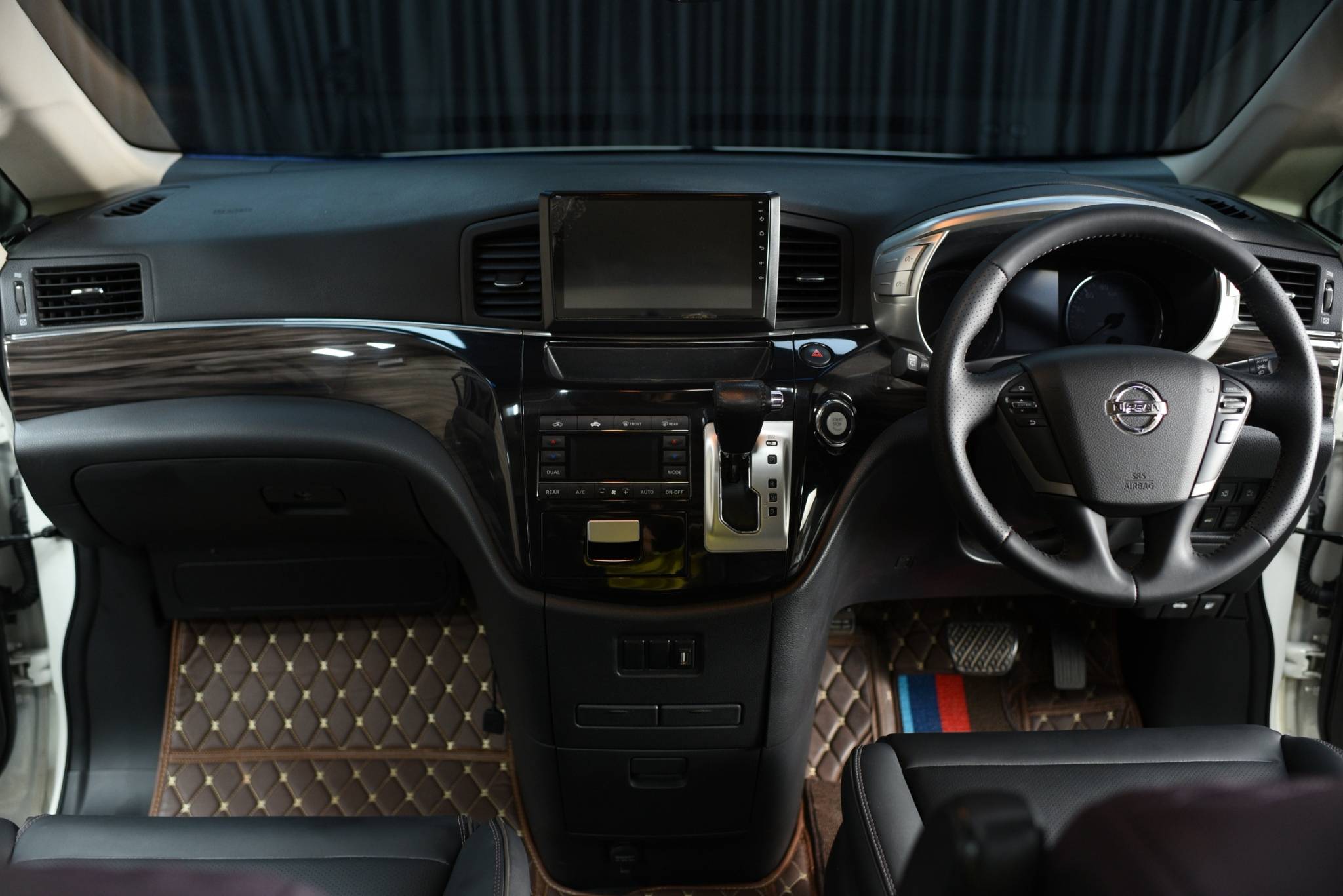 NISSAN ELGRAND 2.5 HIGHWAY STAR ปี 2014 - Image 6